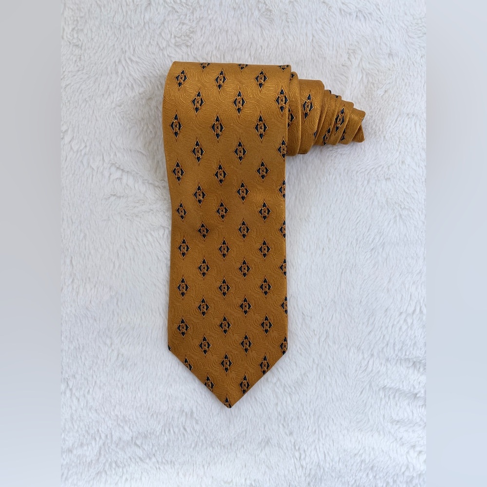 Classic Tom James Gold Diamond Pattern Men's Tie
